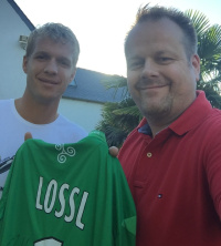 Speditionsleiter Ralf Feller mit Mainz-Torhüter Jonas Lössl