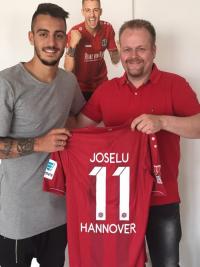 Joselu bei seinem Umzug mit Höhne-Grass