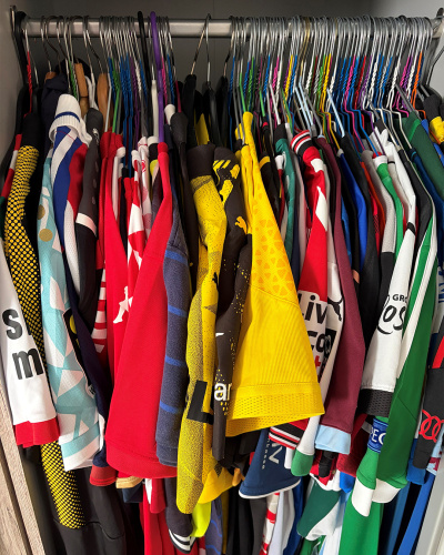 Große Sammlung von Fußball-Trikots unserer Fußballprofis