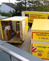 Höhne-Umzugs-LKWs vor dem Haus von Philip Tietz