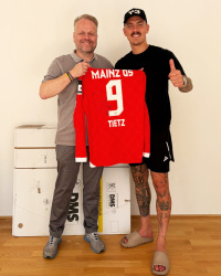 Ralf Feller (Mitglied der Geschäftsleitung von Höhne-Grass) und Phillip Tietz (deutscher Fußballspieler) mit einem Trikot