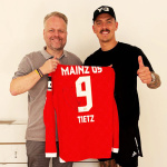 Ralf Feller (Mitglied der Geschäftsleitung von Höhne-Grass) und Phillip Tietz (deutscher Fußballspieler)