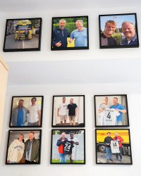 An der Wand hängende Erinnerungsfotos mit Fußballprofis