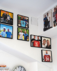 An der Wand hängende Erinnerungsfotos mit Fußballprofis 