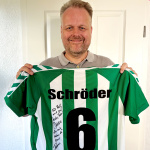 Ralf Feller (Mitglied der Geschäftsleitung von Höhne-Grass)  mit Trikot von des Bundesligisten Borussia Mönchengladbach Rouven Schröder