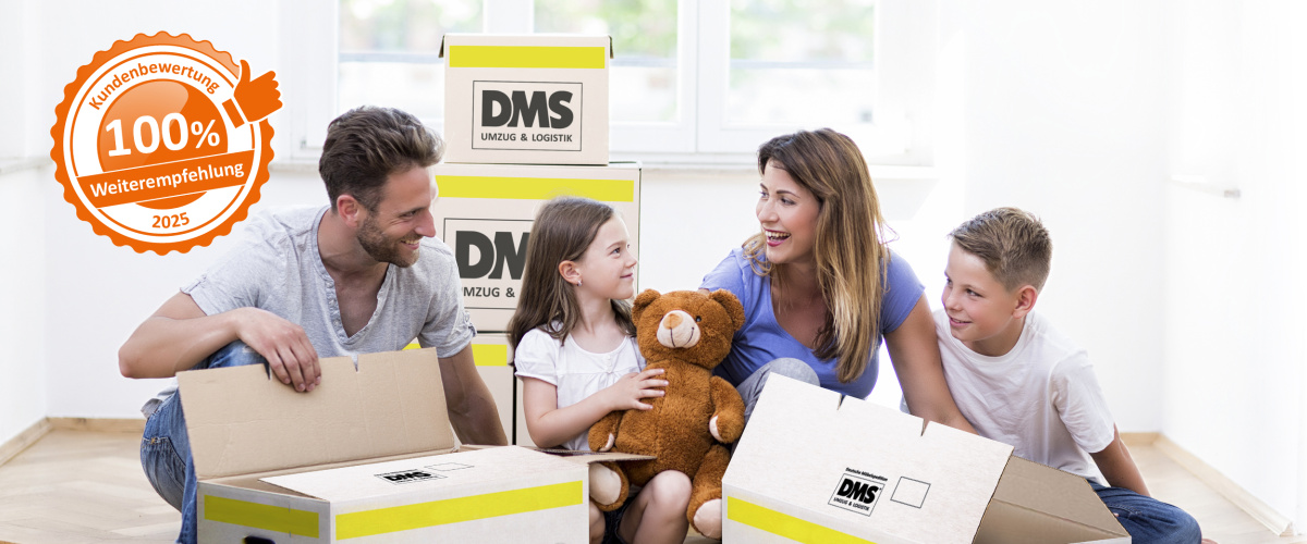 Umziehen mit Höhne Grass Glückliche Familie beim Umzug mit DMS Umzug & Logistik; Testsiegel 100% Kundenzufriedenheit 2025.