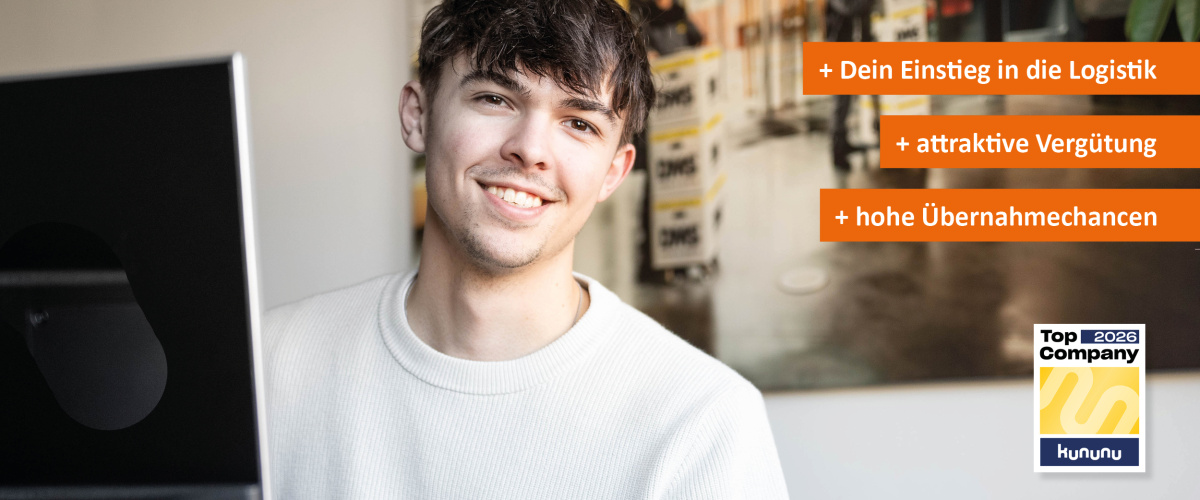 Azubi für Spedition und Logistik beim planen eines Umzugs am PC