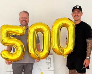 Ralf Feller (Mitglied der Geschäftsleitung von Höhne-Grass) und Phillip Tietz (deutscher Fußballspieler) mit 500er-Luftballons Ralf Feller (Mitglied der Geschäftsleitung von Höhne-Grass) und Phillip Tietz (deutscher Fußballspieler) mit 500er-Luftballons