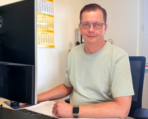 Der langjährige Höhne-Grass Kollege Jens Mikoteit sitzt lächelnd an seinem Schreibtisch im Büro des Umzugsunternehmens. Der langjährige Höhne-Grass Kollege Jens Mikoteit sitzt lächelnd an seinem Schreibtisch im Büro des Umzugsunternehmens.