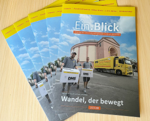 Mehrerer Exemplare der Unternehmenszeitschrift „Ein.Blick“ (2025/02) liegen auf dem Schreibtisch Mehrerer Exemplare der Unternehmenszeitschrift „Ein.Blick“ (2025/02) liegen auf dem Schreibtisch