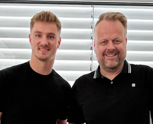 Luca Unbehaun (deutscher Fußballtorhüter) und Ralf Feller (Mitglied der Geschäftsleitung von Höhne-Grass) Luca Unbehaun (deutscher Fußballtorhüter) und Ralf Feller (Mitglied der Geschäftsleitung von Höhne-Grass)