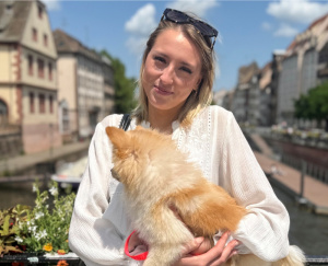 Neue Kollegin in der Disposition: Nicole Wagner mit ihrem kleinen Hund Neue Kollegin in der Disposition: Nicole Wagner mit ihrem kleinen Hund