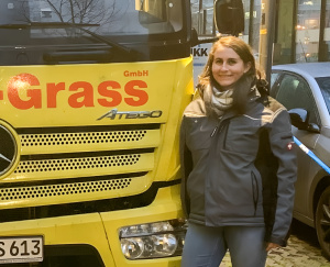 Denise Schmidt steht an dem Höhne-Grass LKW