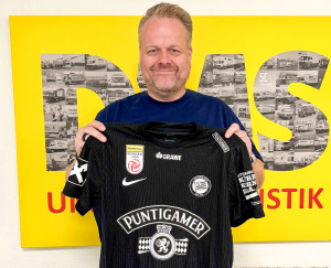 Ralf Feller mit Fußballtrikot von Tim Oermann