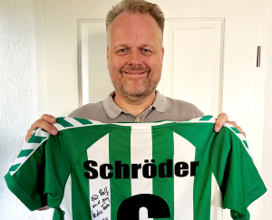 Ralf Feller mit dem Trikot von Rouven Schröder Ralf Feller mit dem Trikot von Rouven Schröder