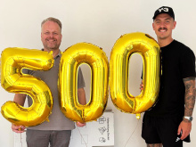 Ralf Feller (Mitglied der Geschäftsleitung von Höhne-Grass) und Phillip Tietz (deutscher Fußballspieler) mit 500er-Luftballons