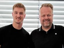 Luca Unbehaun (deutscher Fußballtorhüter) und Ralf Feller (Mitglied der Geschäftsleitung von Höhne-Grass)
