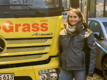 Denise Schmidt steht an dem Höhne-Grass LKW