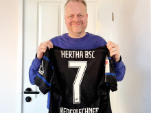 Ralf Feller (Mitglied der Geschäftsleitung von Höhne-Grass) mit dem Trikot von Florian Niederlechner 