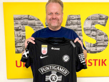 Ralf Feller mit Fußballtrikot von Tim Oermann