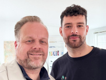 Ralf Feller (Mitglied der Geschäftsleitung Höhne-Grass) und Luca Pfeiffer (Fußballprofi)