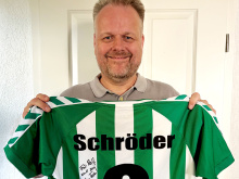 Ralf Feller mit dem Trikot von Rouven Schröder