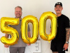 Ralf Feller (Mitglied der Geschäftsleitung von Höhne-Grass) und Phillip Tietz (deutscher Fußballspieler) mit 500er-Luftballons