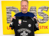 Ralf Feller mit Fußballtrikot von Tim Oermann