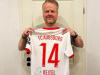 Ralf Feller aus der Geschäftsleitung mit dem signierten Trikot von Yannik Keitel 